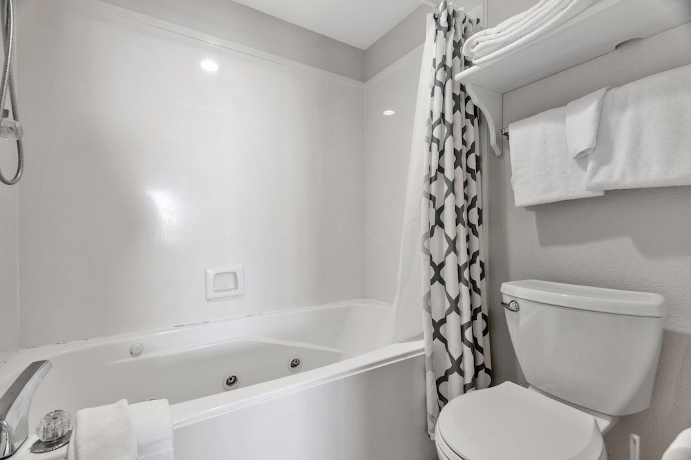 Stunning Oceanfront Condo with Resort Amenities condo - photo 21