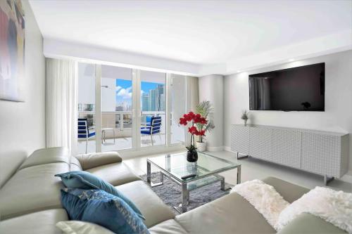 Summer Retreat Water and City Views — 4-Star Luxury Hotel in Miami, United States