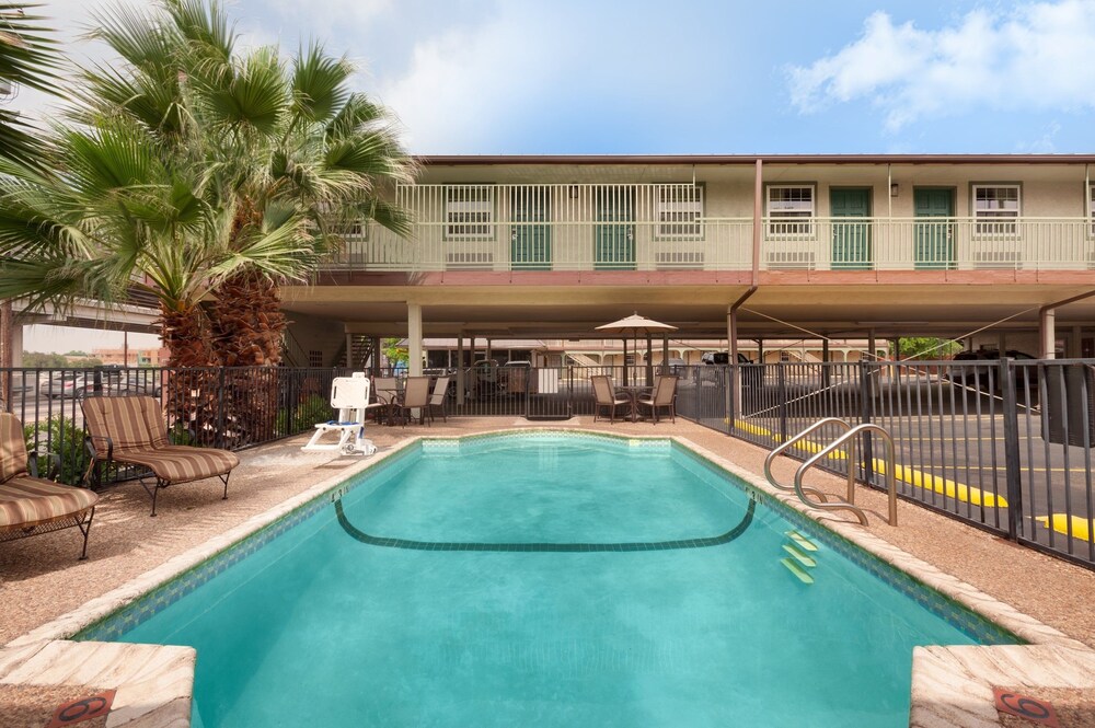 Days Inn By Wyndham Austin University Downtown - photo 21