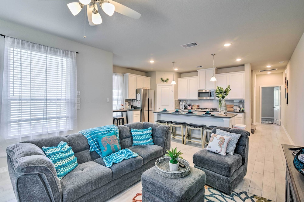 La Porte Getaway w Deck: Steps to Beach — hotel in La Porte