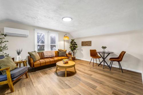 New Renovated 1BR with King Modern Comfort in Berea, United States