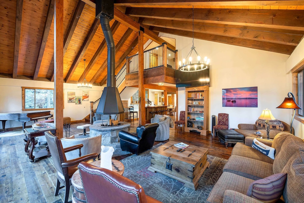 4 Mi To Diamond Peak Ski Resort Gem with Hot Tub in Incline Village, United States