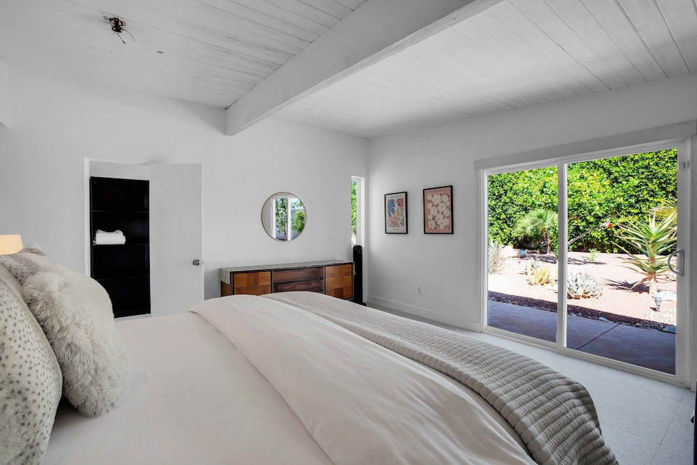 Krisel Architectural Delight — Palm Springs — photo 4