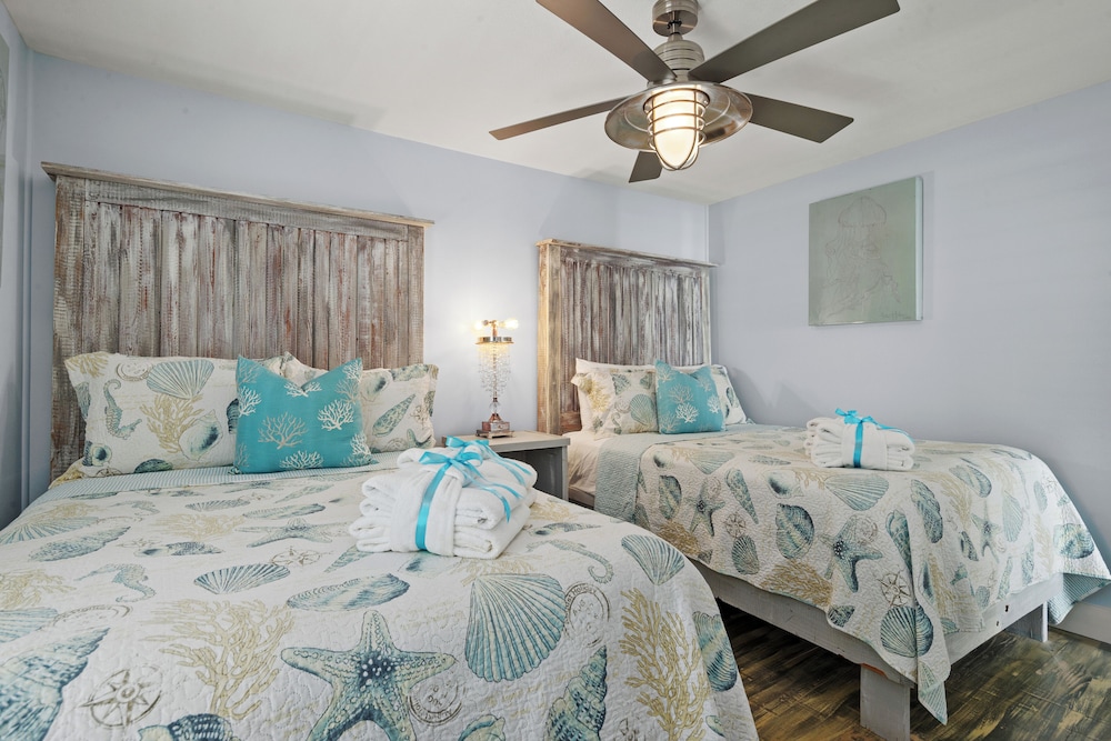 Luxury Gulf Front Property Directly on the Beach Sleeps 15 - photo 6