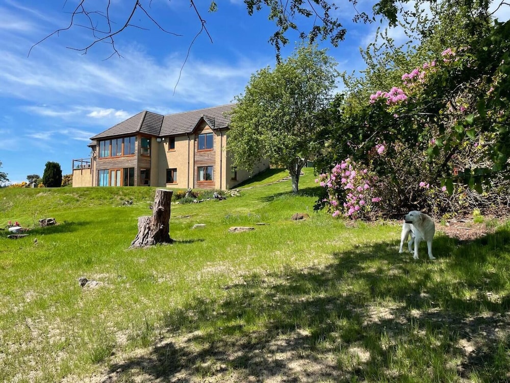 Beautiful Hillside Apartment Near Elgin Scotland — 4-Star Luxury Hotel in Elgin, United Kingdom