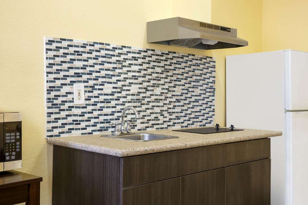 Days Inn & Suites by Wyndham Euless DFW Airport South - photo 30