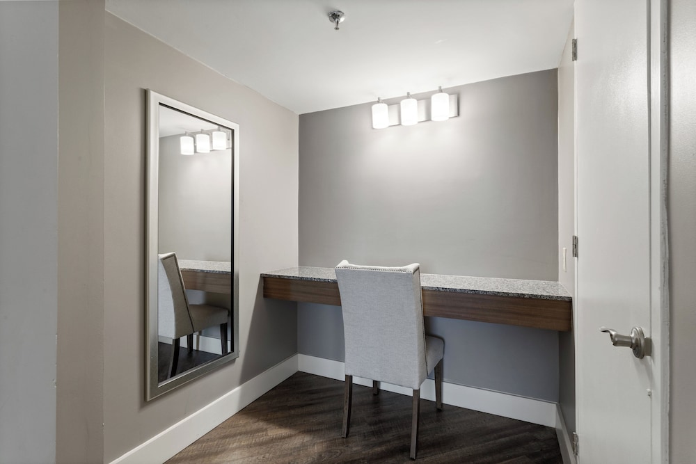 Crowne Plaza Executive Center Baton Rouge by IHG - photo 32
