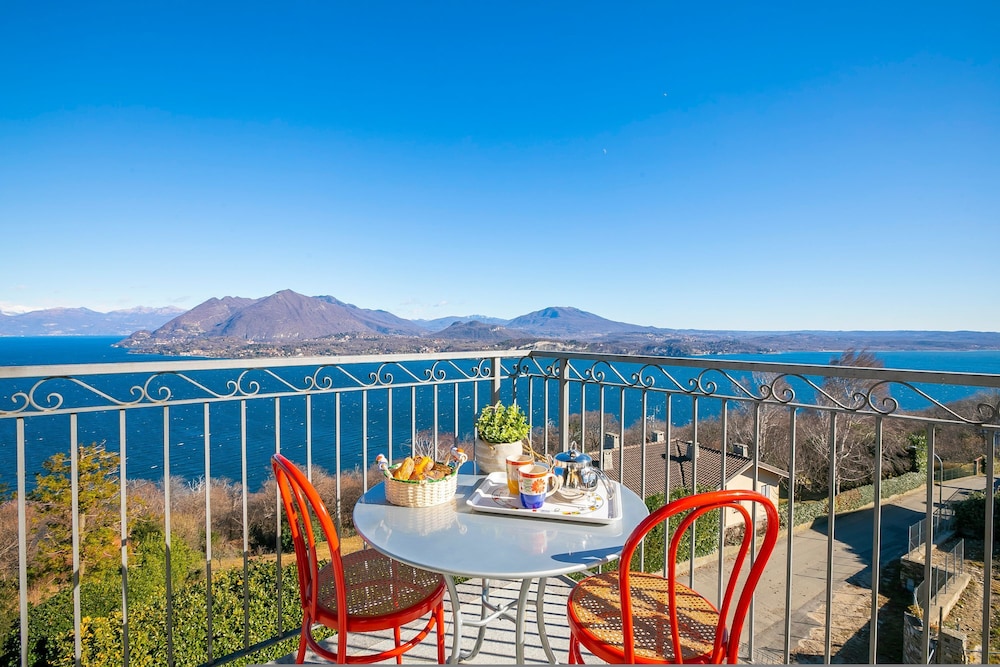 Penthouse The Magnifique View in Stresa, Italy