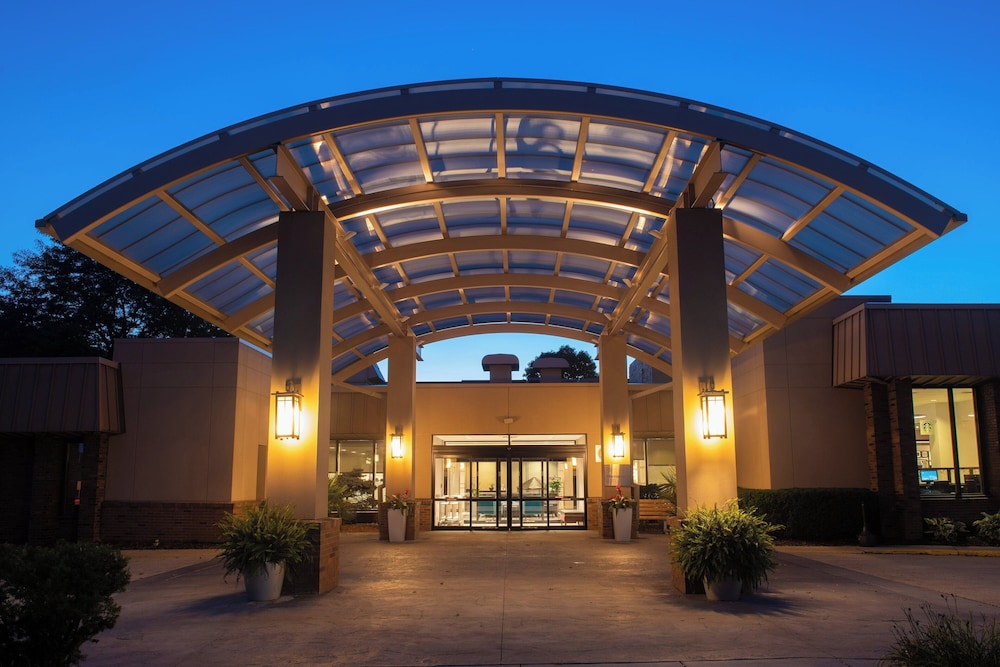 Sheraton Milwaukee Brookfield Hotel - featured photo