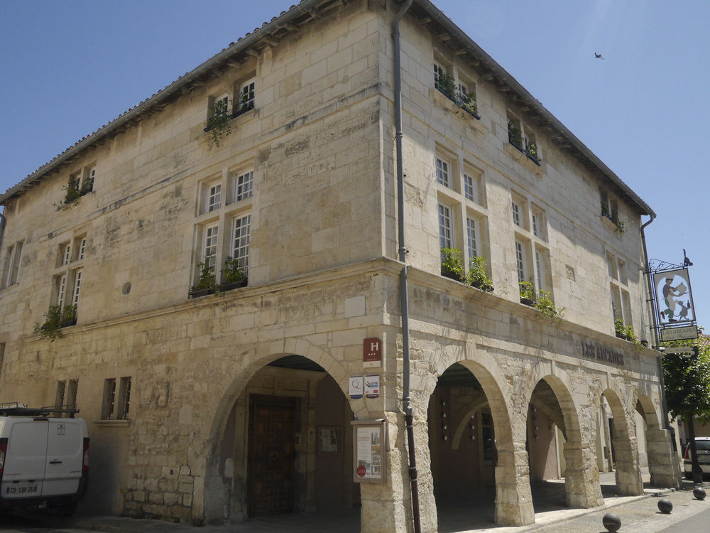 Les Arcades - carbon neutral hotel in Aigues-Mortes