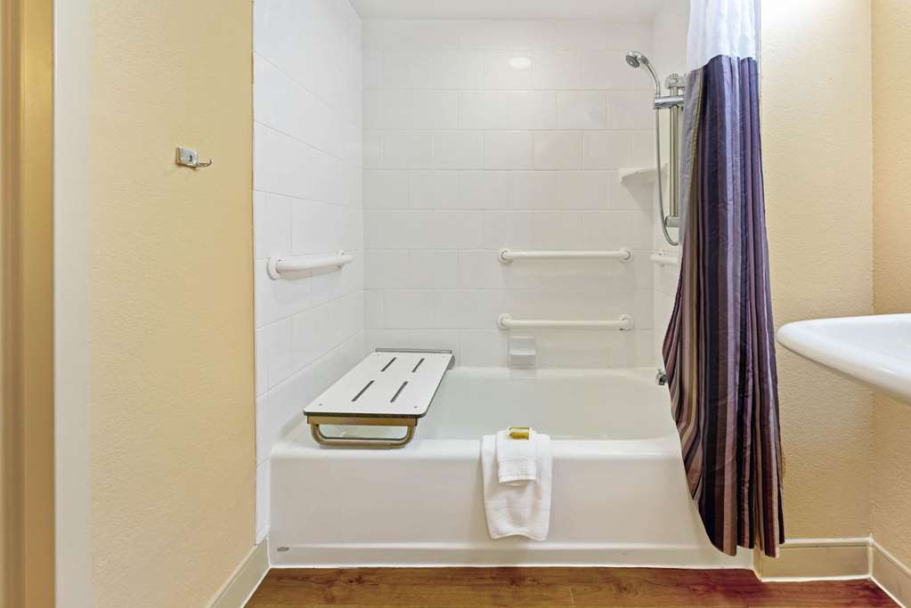 La Quinta Inn & Suites by Wyndham Coral Springs South - photo 19