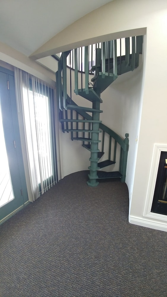 Snug Harbor Inn - photo 24