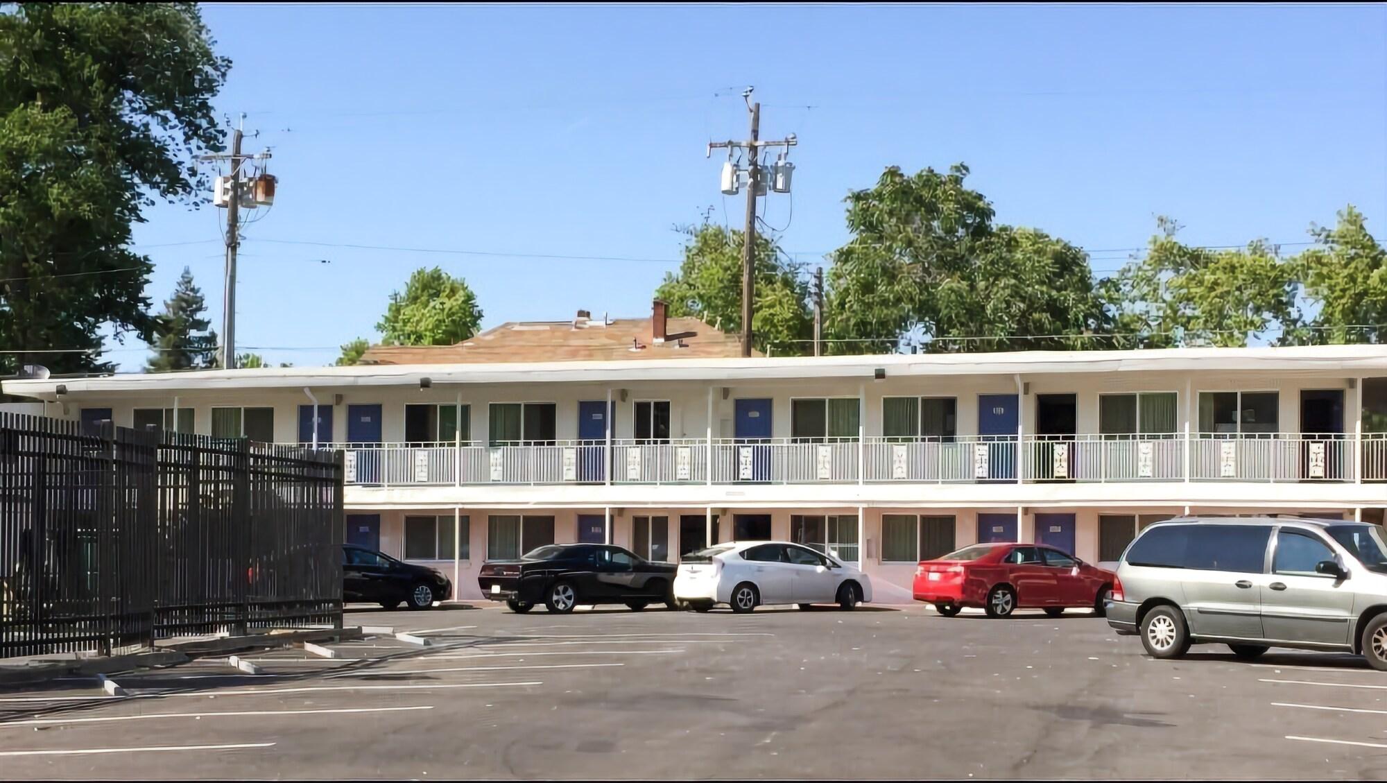 Travelodge By Wyndham Sacramento Convention Center - photo 17