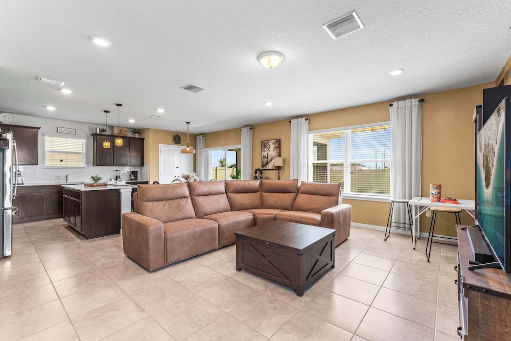 Happy Daze Home for 8 — 4-Star Luxury Hotel in Davenport, United States