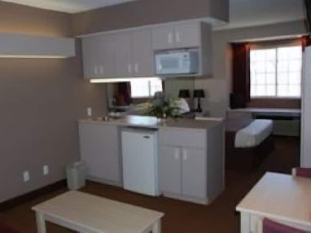 Patti's Inn & Suites - photo 16