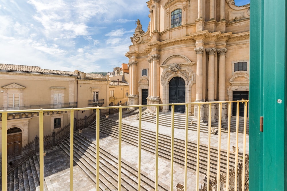 Appartamenti Vista Duomo Ibla Pomelia — 4-Star Luxury Hotel in Ragusa, Italy