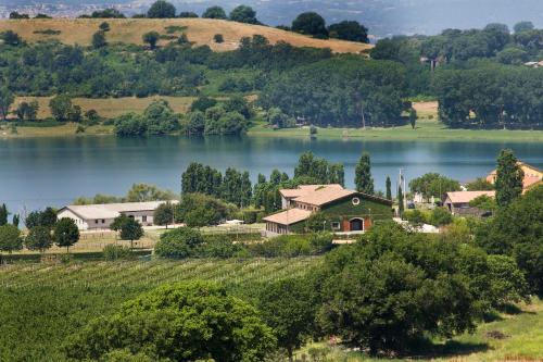 Agriturismo Potrero Grande sul Lago di Martignano con spiaggia — 4-Star Luxury Hotel in Campagnano Di Roma, Italy