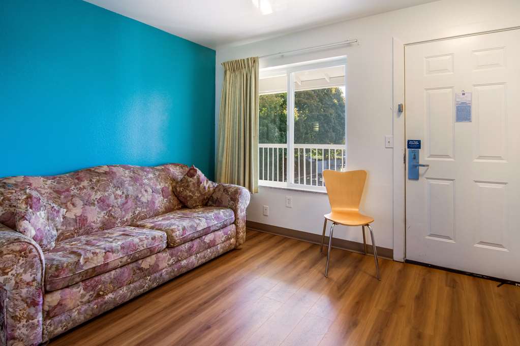 Motel 6 Portland Mall 205 - photo 22