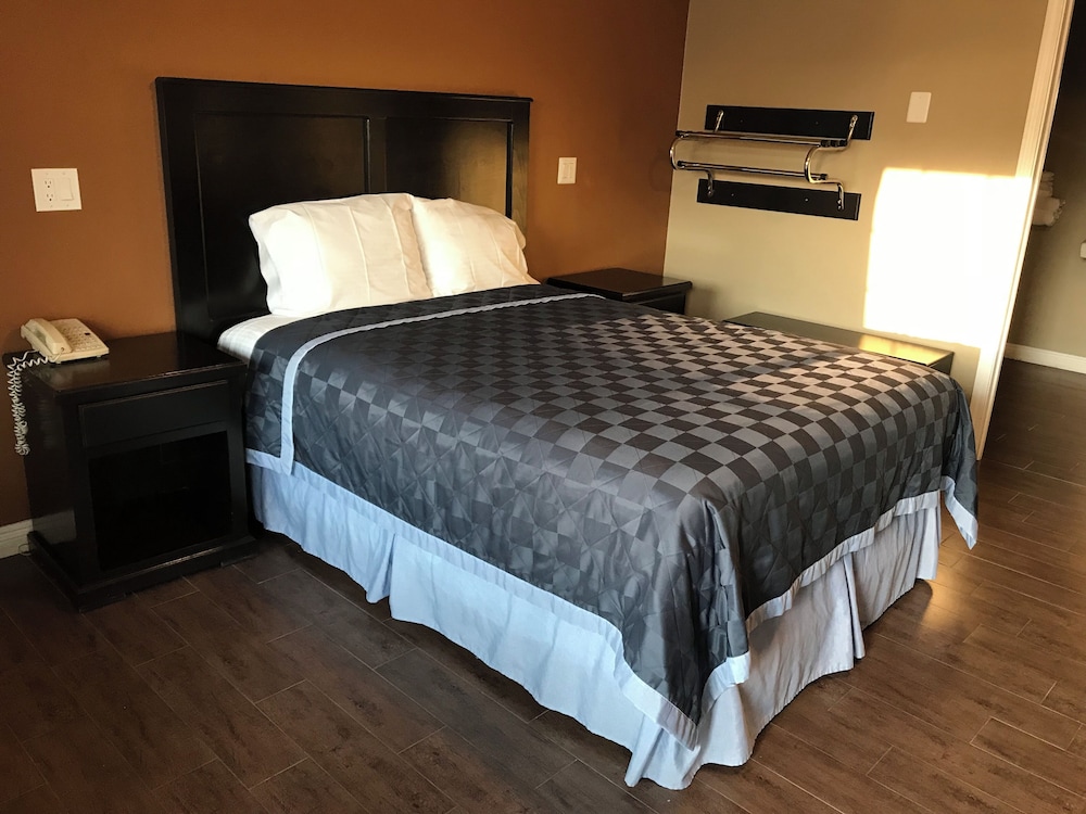 Americas Best Value Inn Corona - photo 15