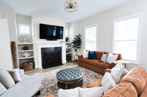 Pink House with Game Room 3BR — 4-Star Luxury Hotel in Columbia, United States