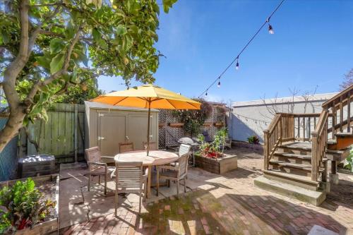 Light filled Condo 3 Bedrm with enclosed sunny backyard — 4-Star Luxury Hotel in Oakland, United States