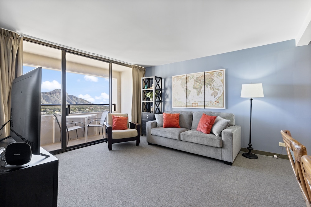 Spectacular Ocean & Diamond Head View 2 Bedroom Condo w Free Parking by Koko Resort Vacation Rentals - photo 8