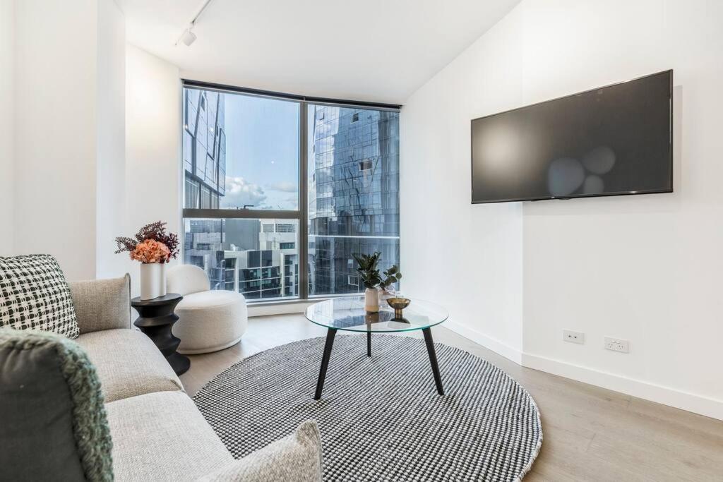 West Side Sleek & Vibrant CBD Getaway — 4-Star Luxury Hotel in Melbourne, Australia