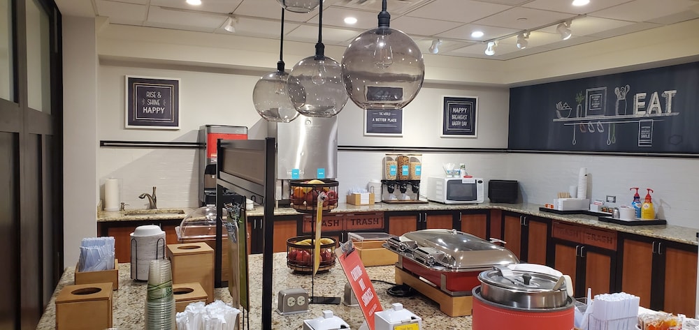 Hampton Inn & Suites Chicago Aurora - photo 28