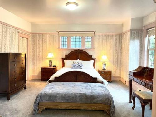 Parlor Suite in Heritage Manor Fairfield near DT — 4-Star Luxury Hotel in Victoria, Canada