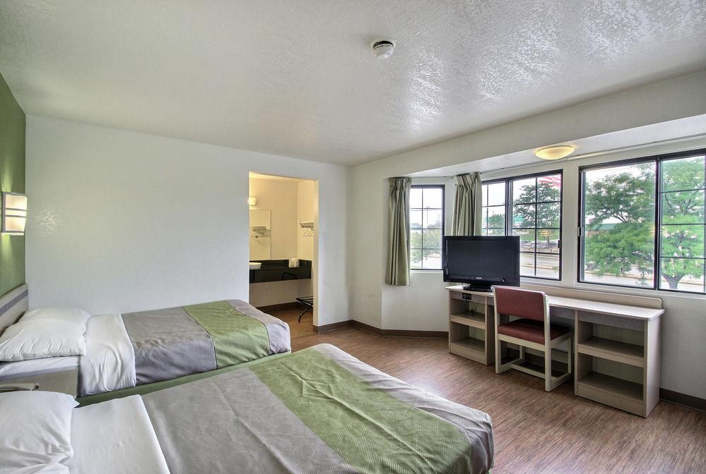 Motel 6 Milwaukee West Brookfield - photo 11