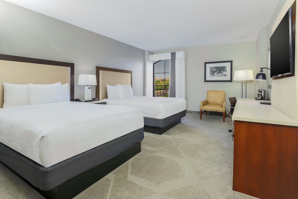 DoubleTree by Hilton Austin University Area - photo 12
