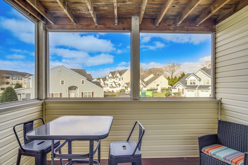 3 Mi to Savannah Beach: Lewes Condo w Pool Access — 4-Star Luxury Hotel in Lewes, United States