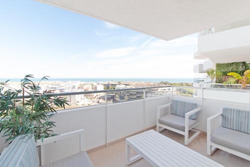 Global Properties Moderno apartamento de dos terrazas con vistas al mar y a la montaA a — 4-Star Luxury Hotel in Canet D'en Berenguer, Spain
