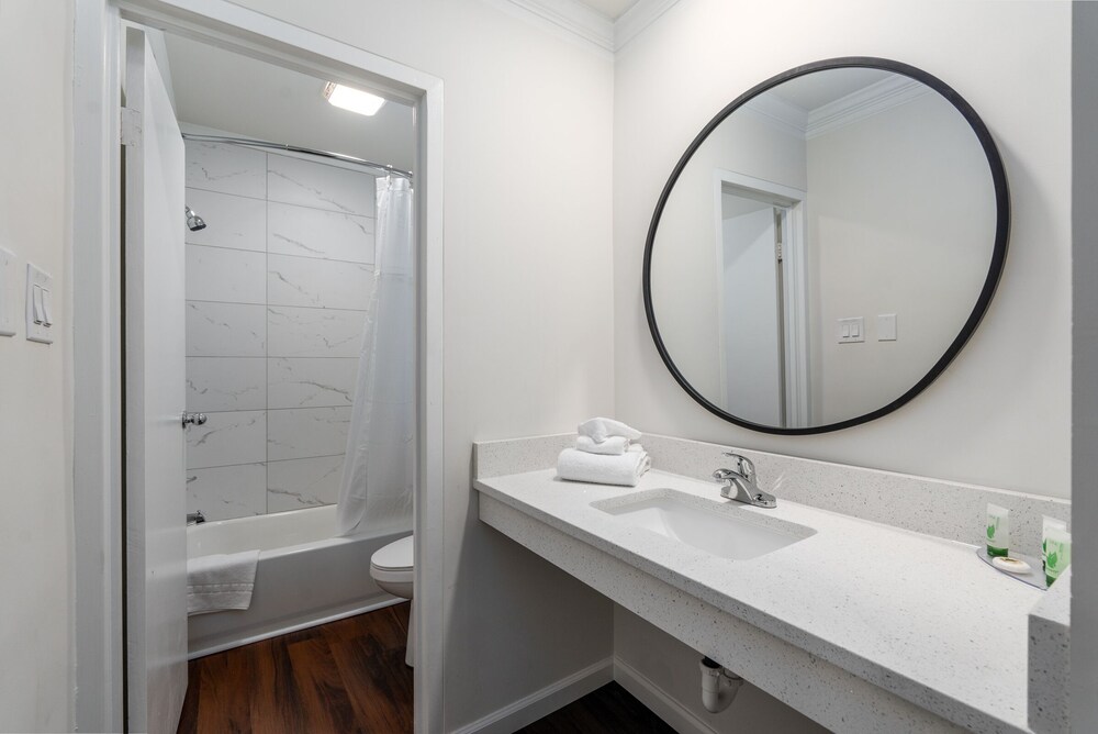Crewe Boutique Inn - photo 19