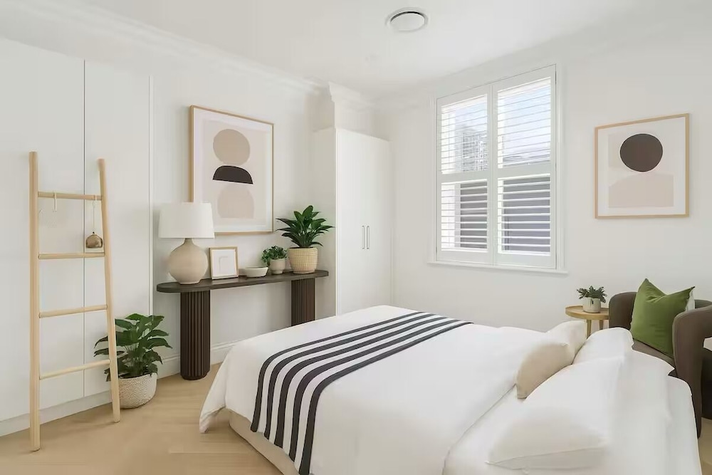 Stylish 4BR City Retreat in Darlinghurst, Australia