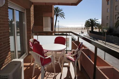 AT132 Els Pins 1ra línea de la playa piscina airco aparcamiento — 4-Star Luxury Hotel in Torredembarra, Spain