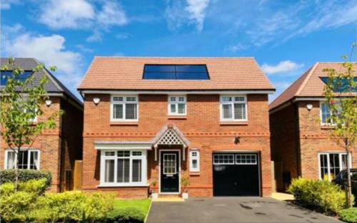 Modern House with Parking Close to Train City Airport — 4-Star Luxury Hotel in Stockport, United Kingdom