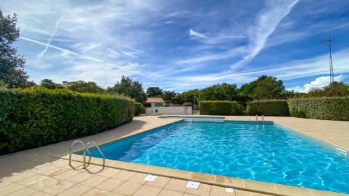 Petite location dans résidence avec piscine et terrains de tennis — hotel in La Couarde-Sur-Mer