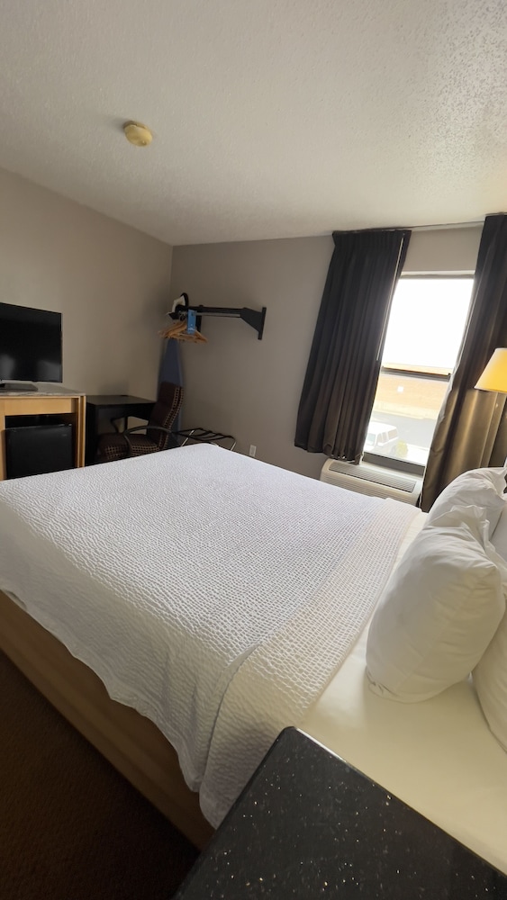 Days Inn by Wyndham Great Lakes Naval Base - photo 9