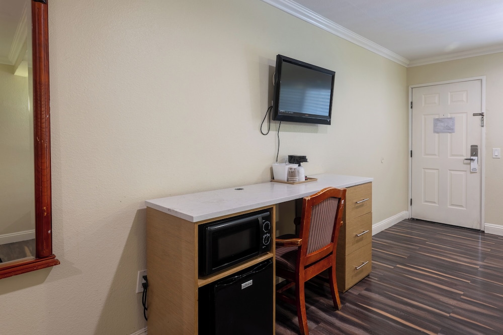 Hollywood City Inn - photo 8