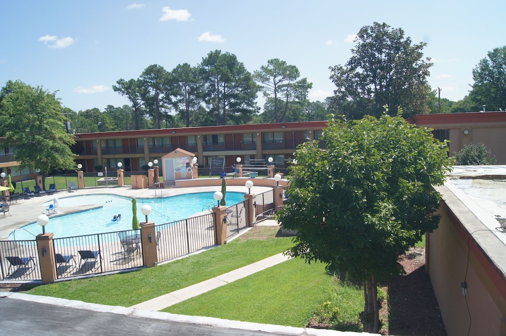 Days Inn by Wyndham Durham Near Duke University - photo 42