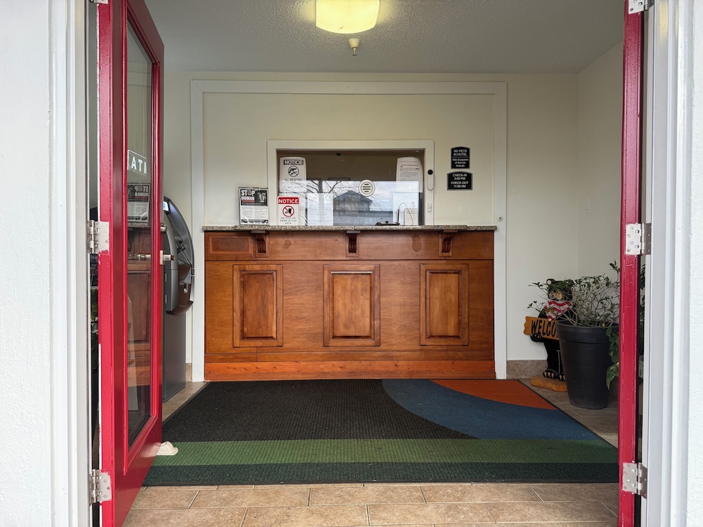 Magnolia Bay Hotel & Suites - photo 2