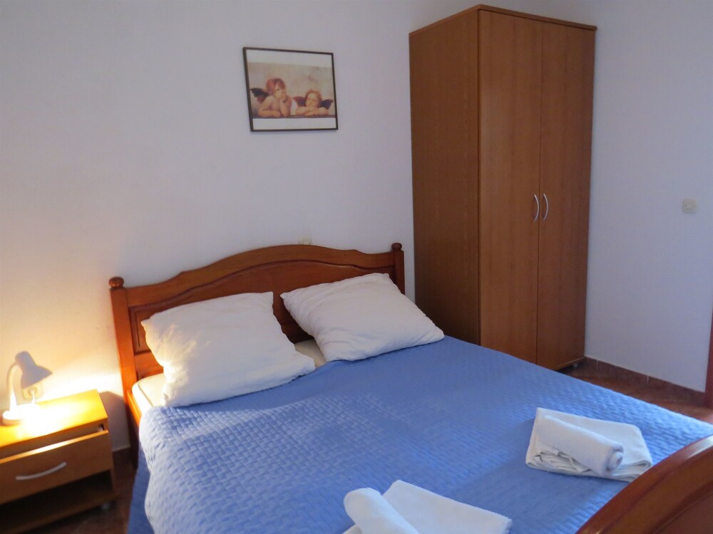 Apartmani Emilio Novalja — hotel in Novalja