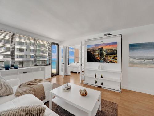 High floor 2BD with beach service 1608 — 4-Star Luxury Hotel in Miami Beach, United States