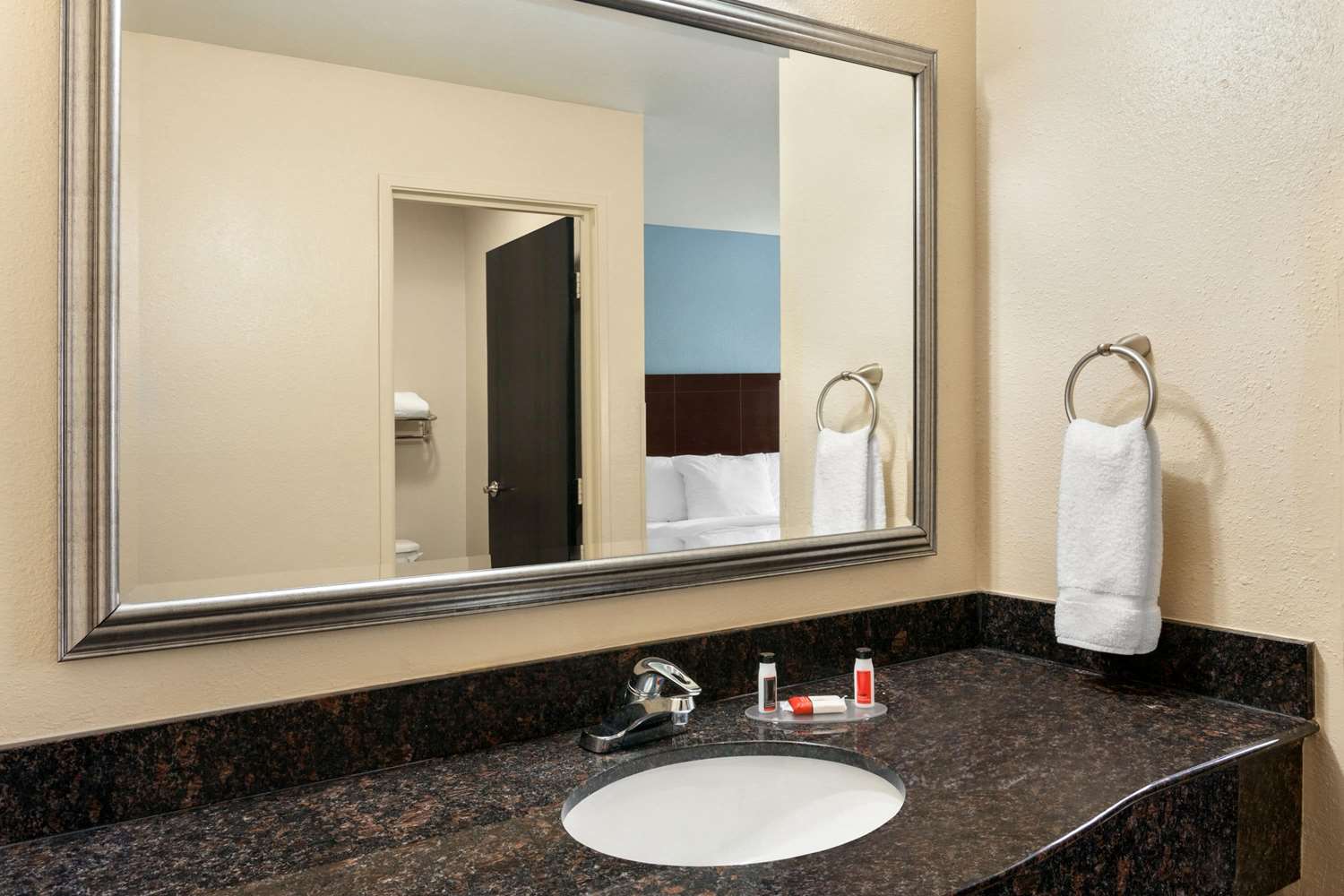 Super 8 by Wyndham Nashville Airport North - photo 33