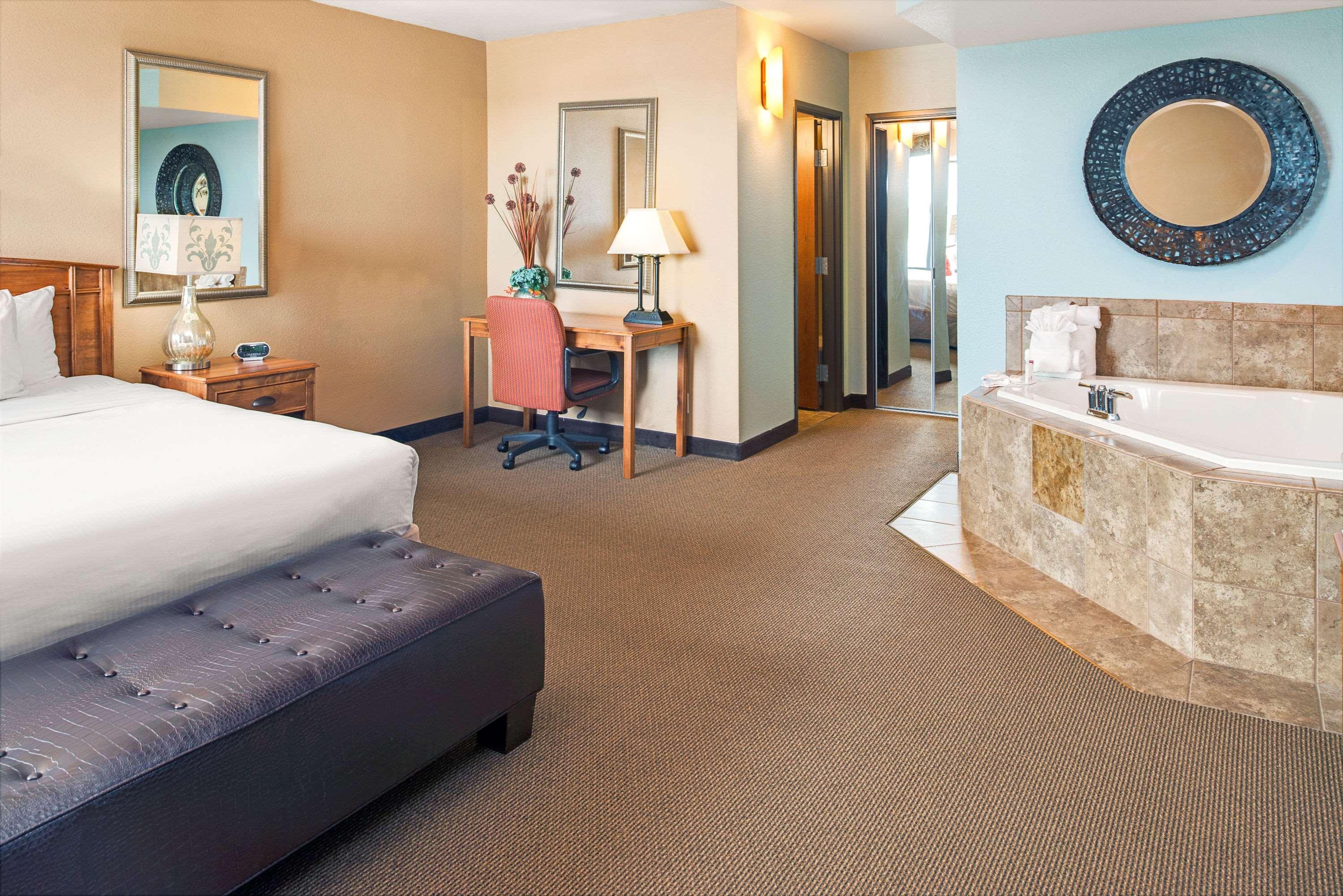 Ramada Plaza by Wyndham Omaha - photo 8