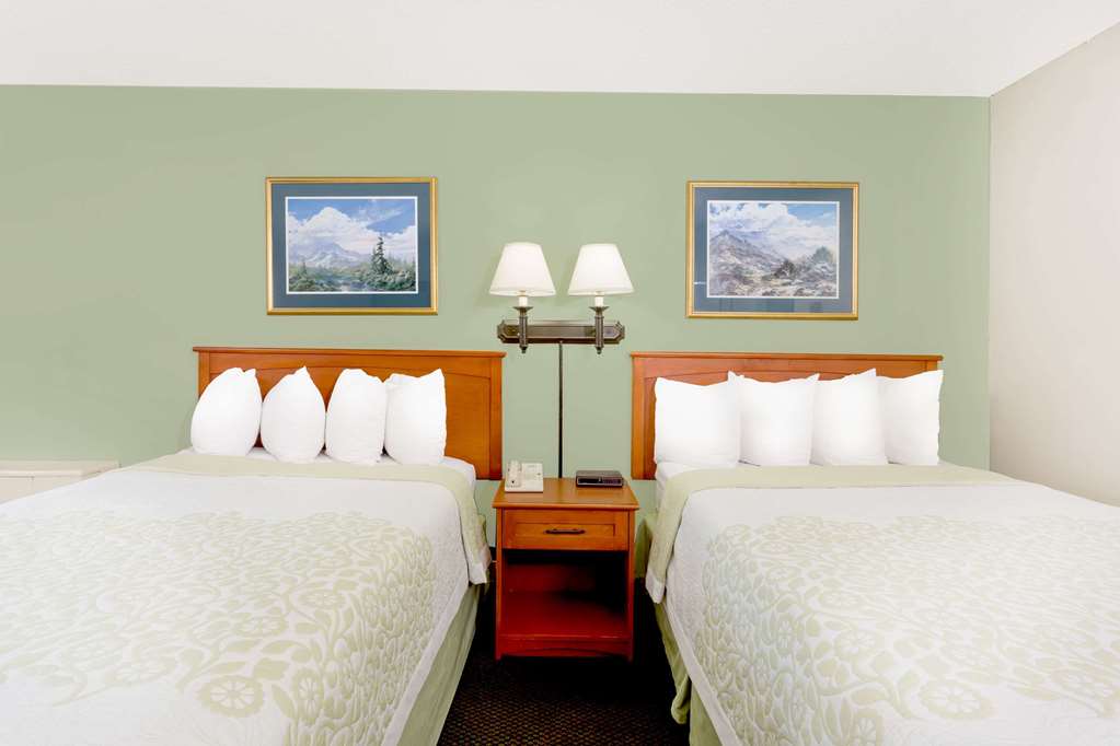 Days Inn by Wyndham Cedar Falls University Plaza - photo 10