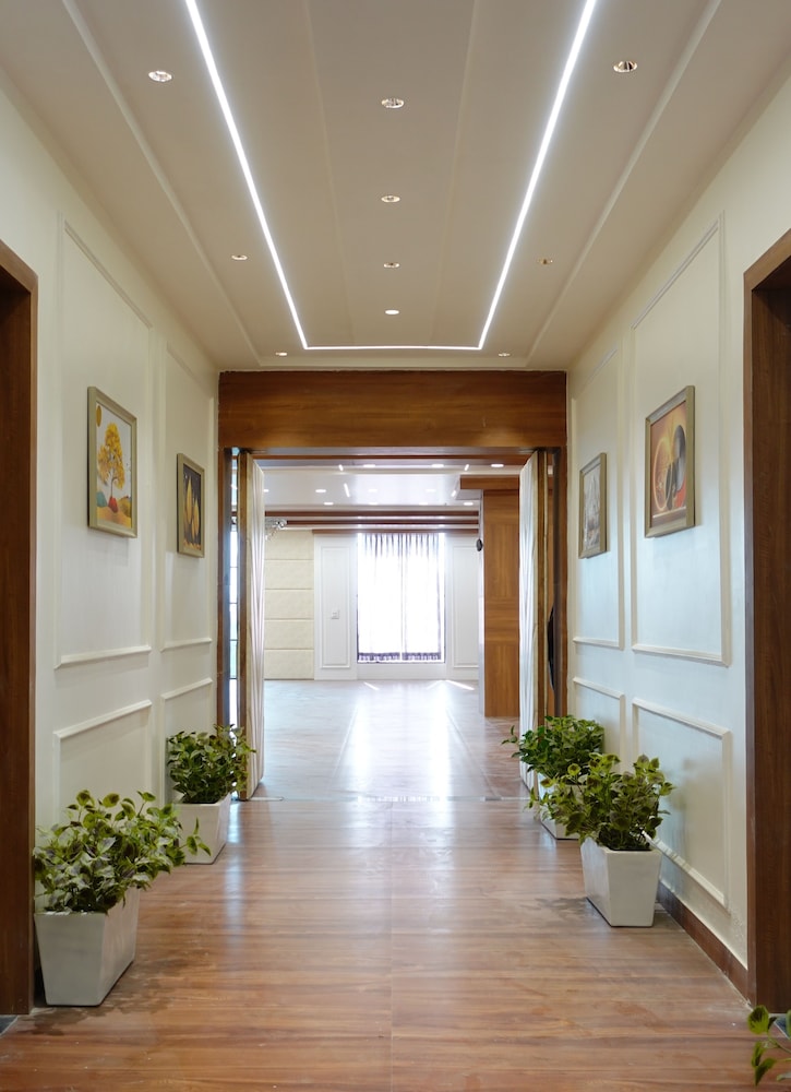 The Crown Leela — hotel in Pratapgarh