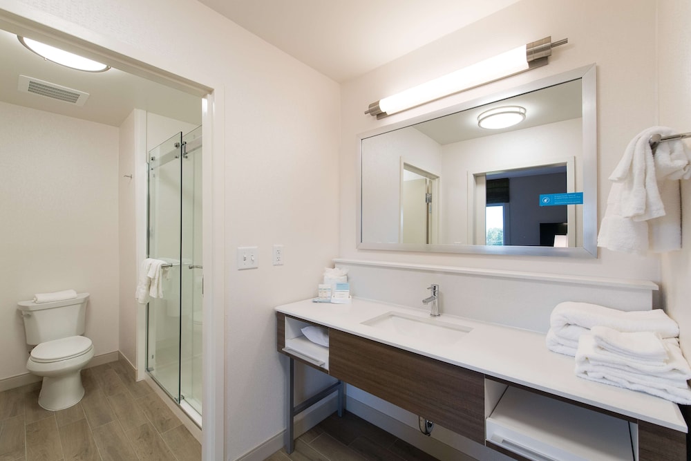 Hampton Inn & Suites Fayetteville - photo 17