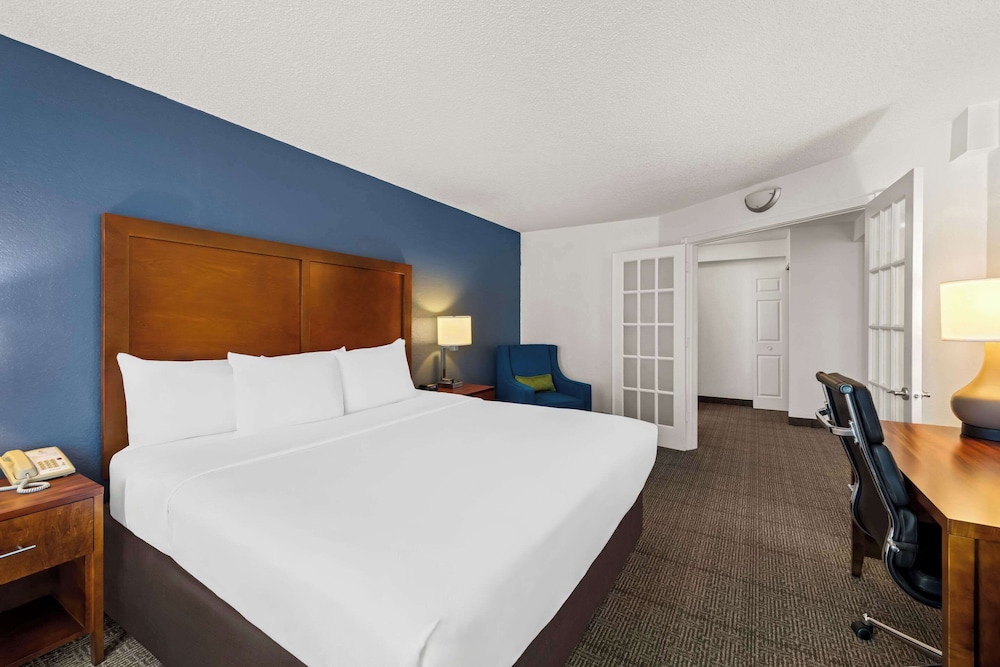 Comfort Inn & Suites Omaha Central - photo 14